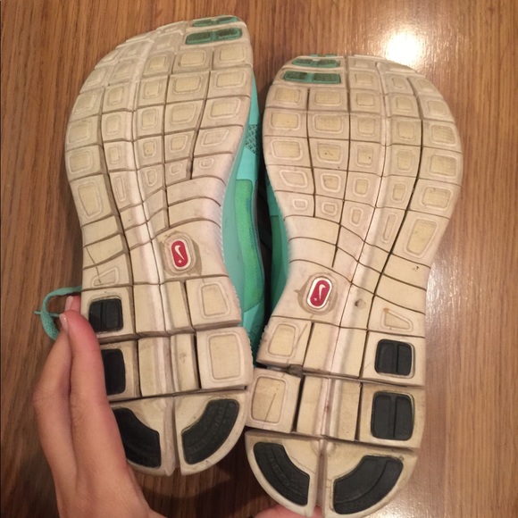 Nike women’s size 7 turquoise frees - Picture 10 of 11